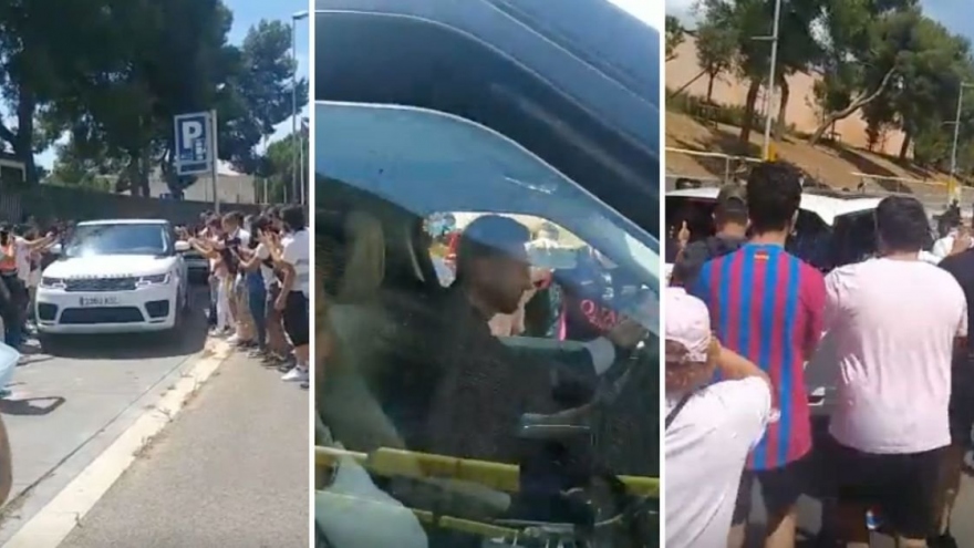 CĐV Barca gào thét, chạy theo xe của Lionel Messi